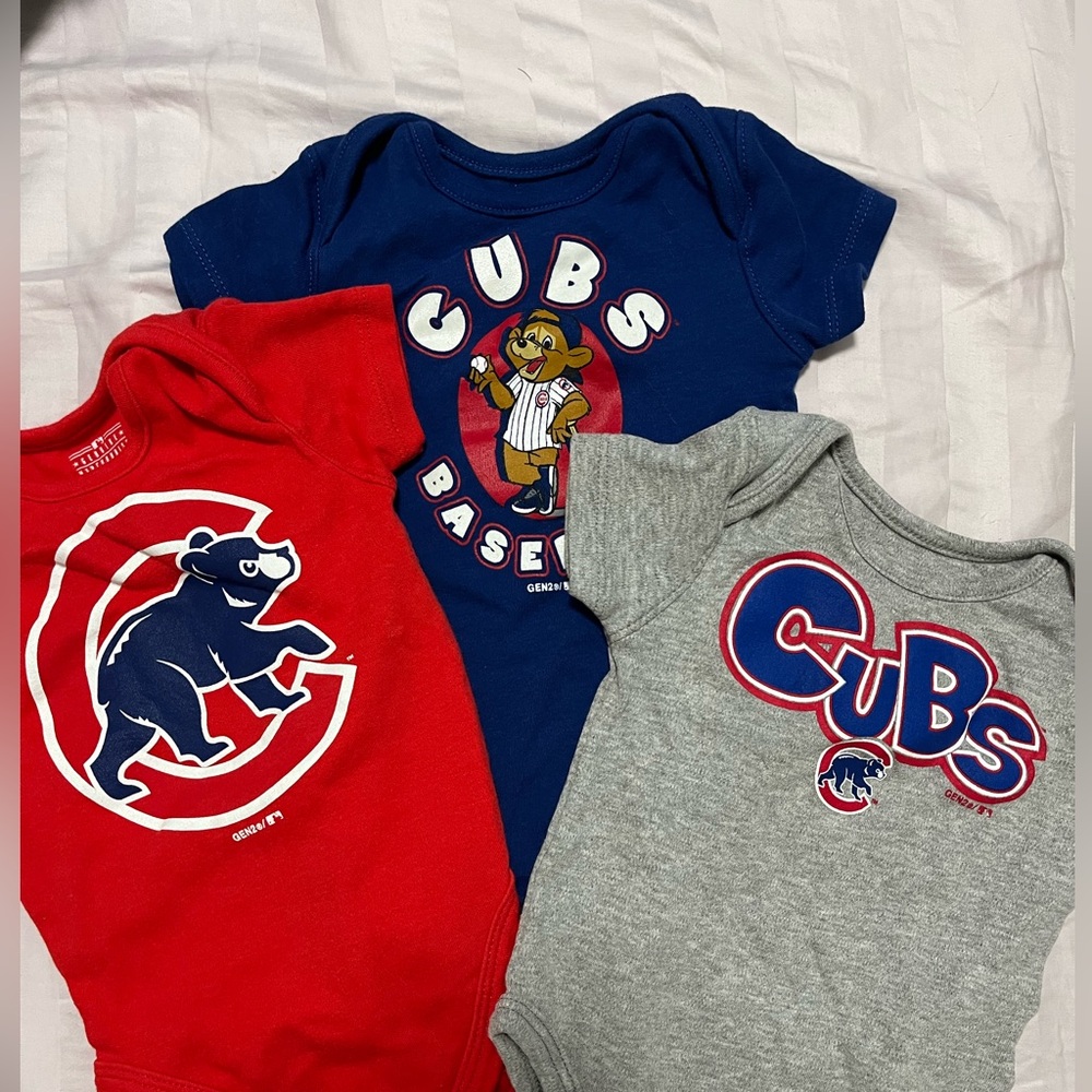 5 pc set - Cubs onesies, champs pull over